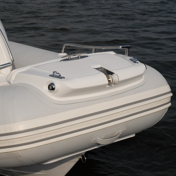 Широкая и хорошо оборудованная носовая якорная накладка для надувной лодки GRAND G650