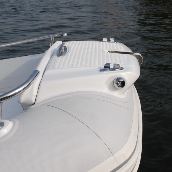 Широкая и хорошо оборудованная носовая якорная накладка для надувной лодки GRAND G650